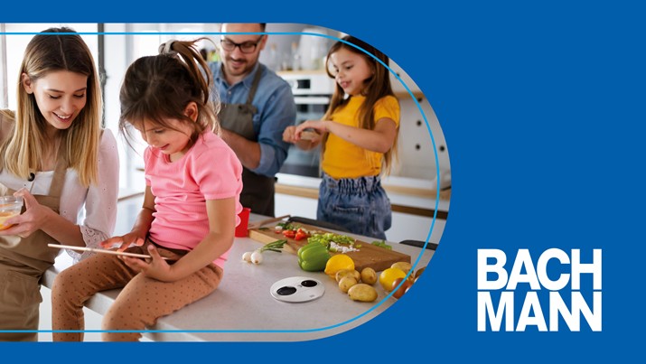 Banner in Blau von Bachmann zeigt Bild mit Mutter und Kindern in einer Küche